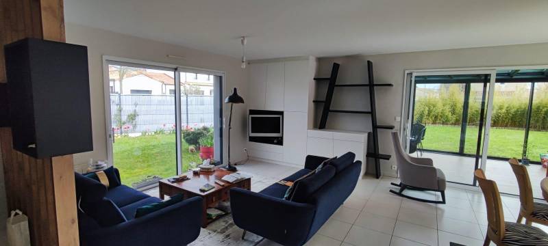 Chantier d’intérieur pour de nouvelles peintures lumineuses dans une maison à Basse-Goulaine, à côté de Nantes.