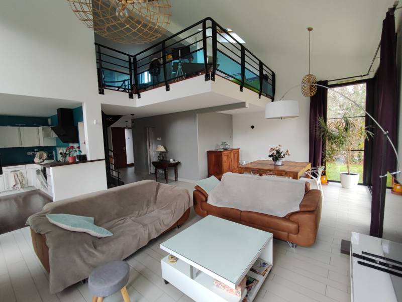 Rénovation complète de peinture et papier peint pour appartement à Saint-Nazaire