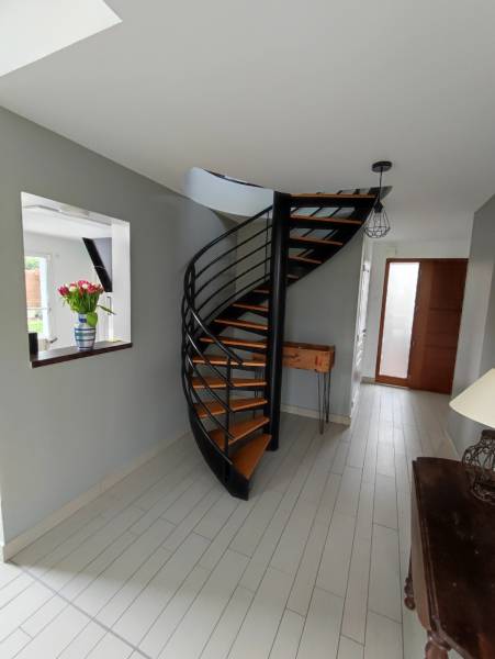 Rénovation complète de peinture et papier peint pour appartement à Saint-Nazaire